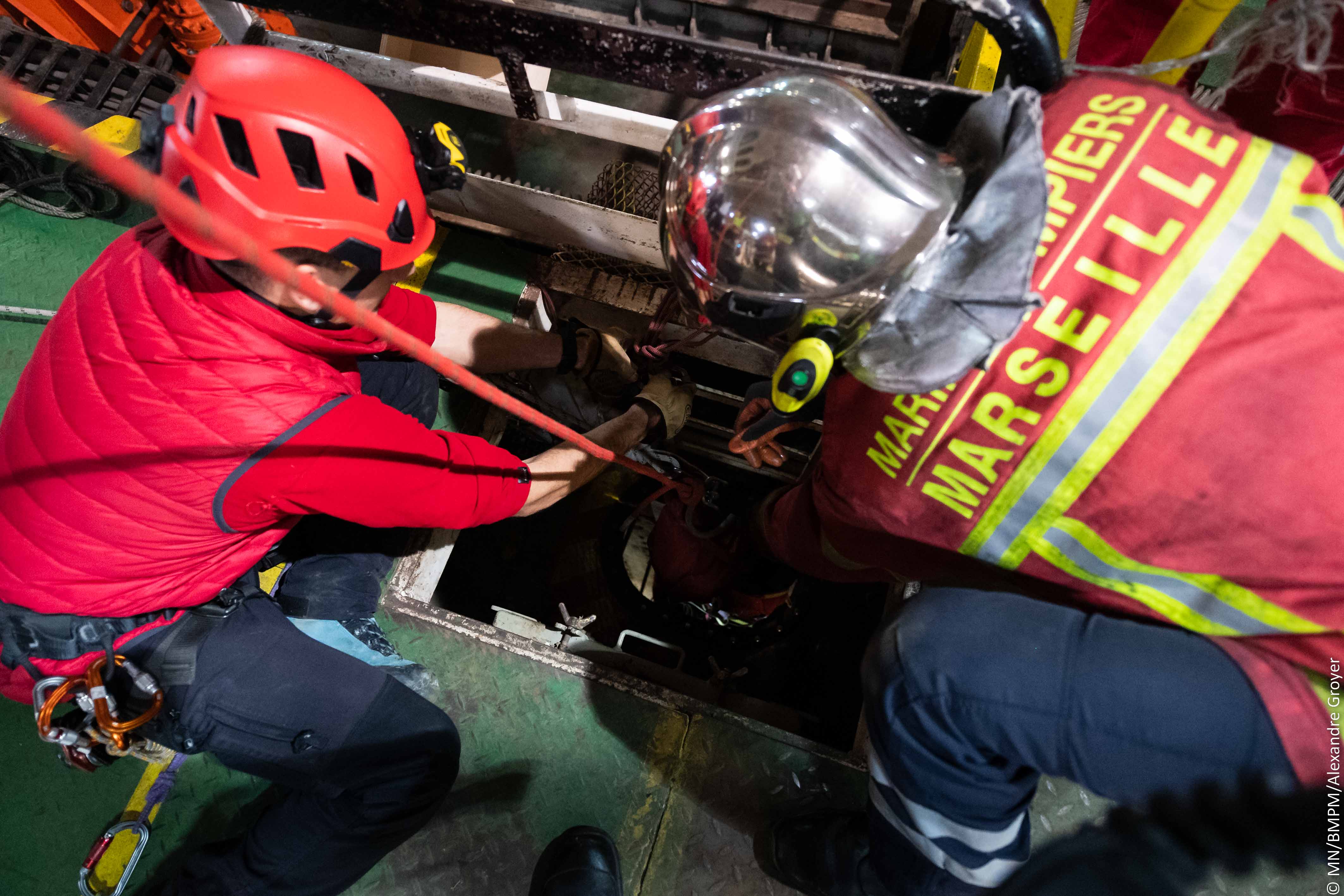 Les marins-pompiers de Marseille s'entraînent à l'évacuation d'un blessé à bord d'un navire