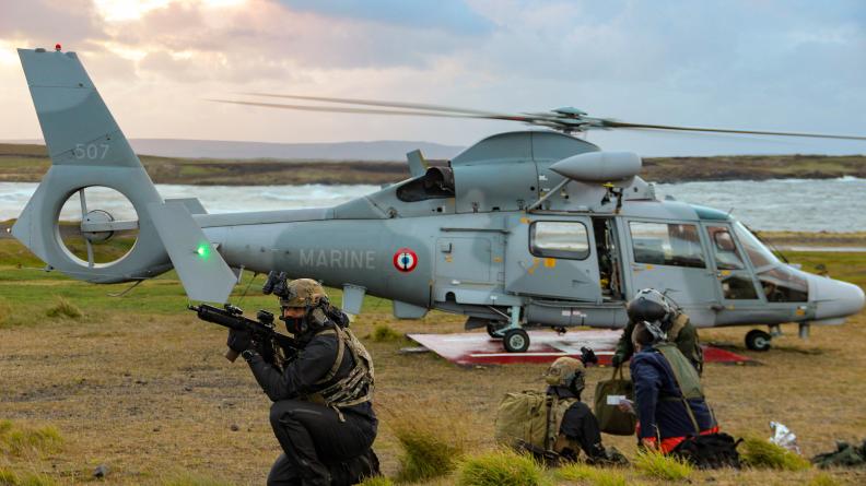 Des commandos sécurisent un hélicoptère Panther
