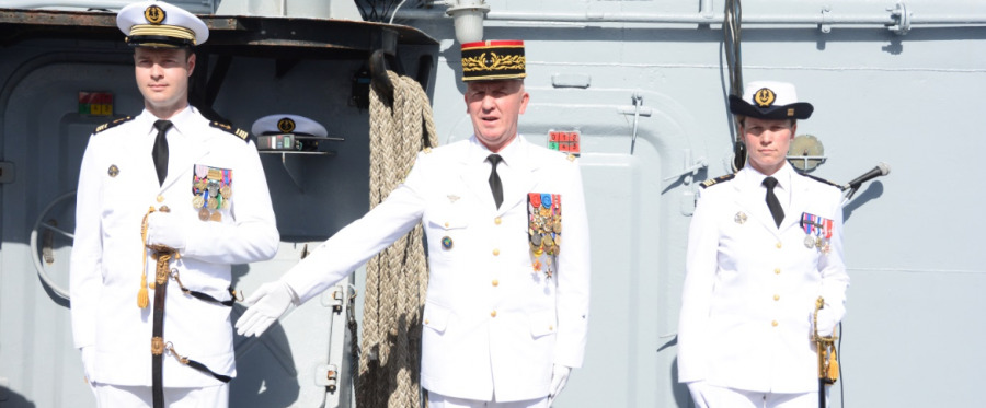 Le Général de brigade Pascal Facon fait reconnaître le capitaine de corvette Matthias Canonne comme commandant du patrouilleur de haute mer Commandant L’Herminier