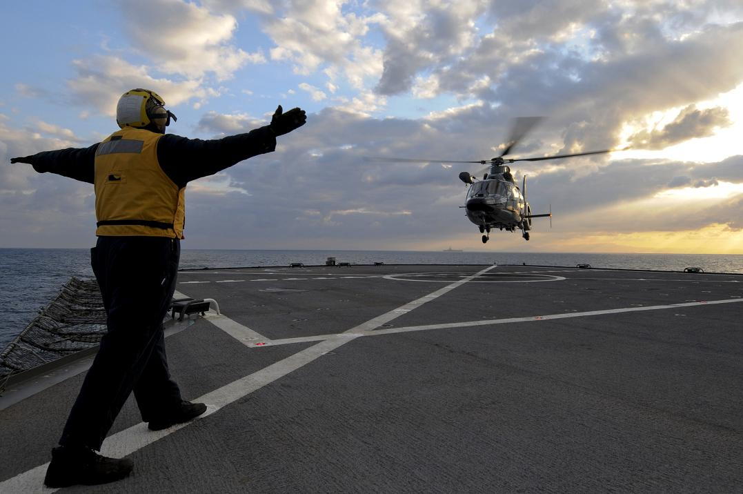 Un hélicoptère Dauphin se pose sur l'USS Mount Whitney