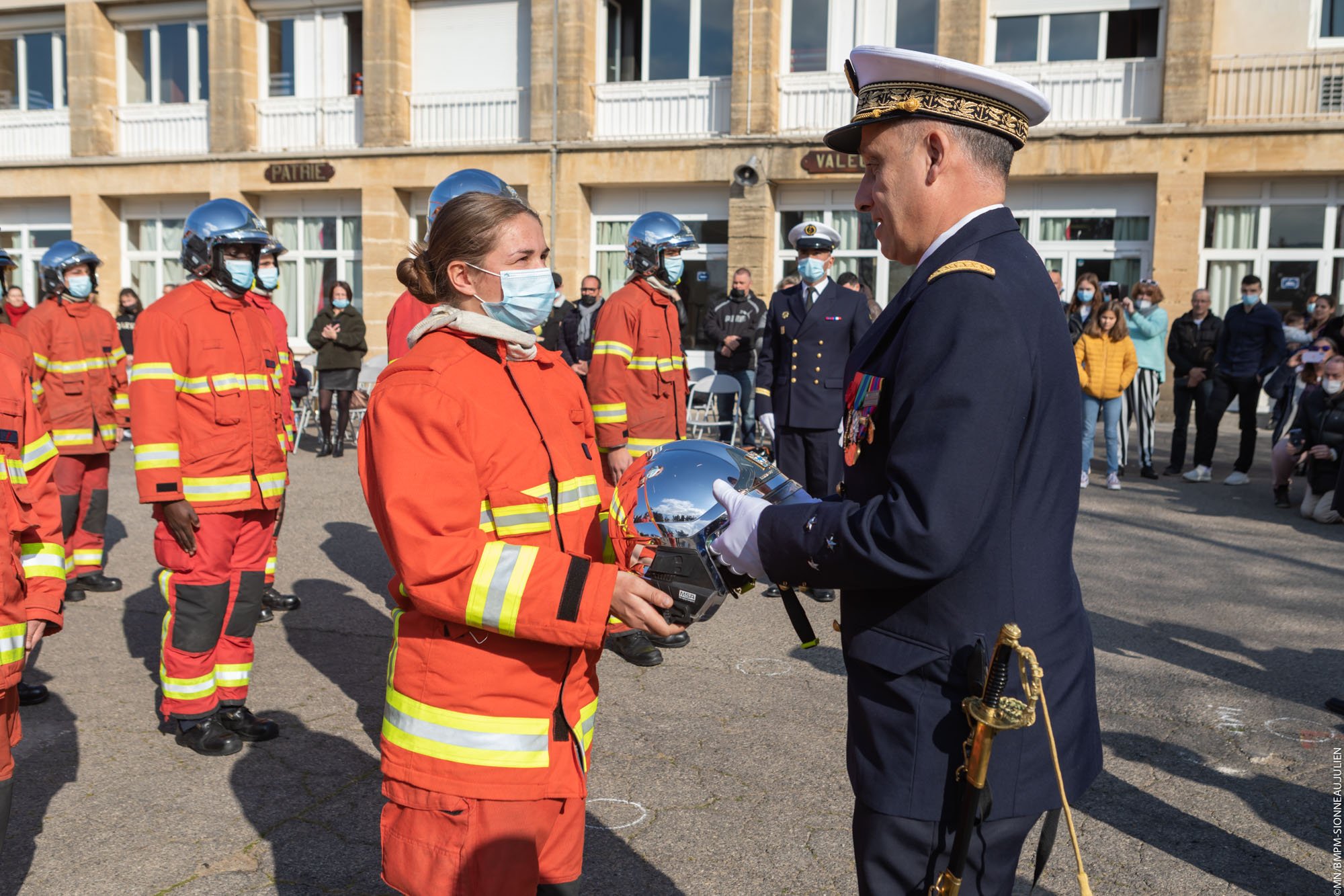 L'amiral Augier remet son casque à un nouveau marin-pompier de Marseille