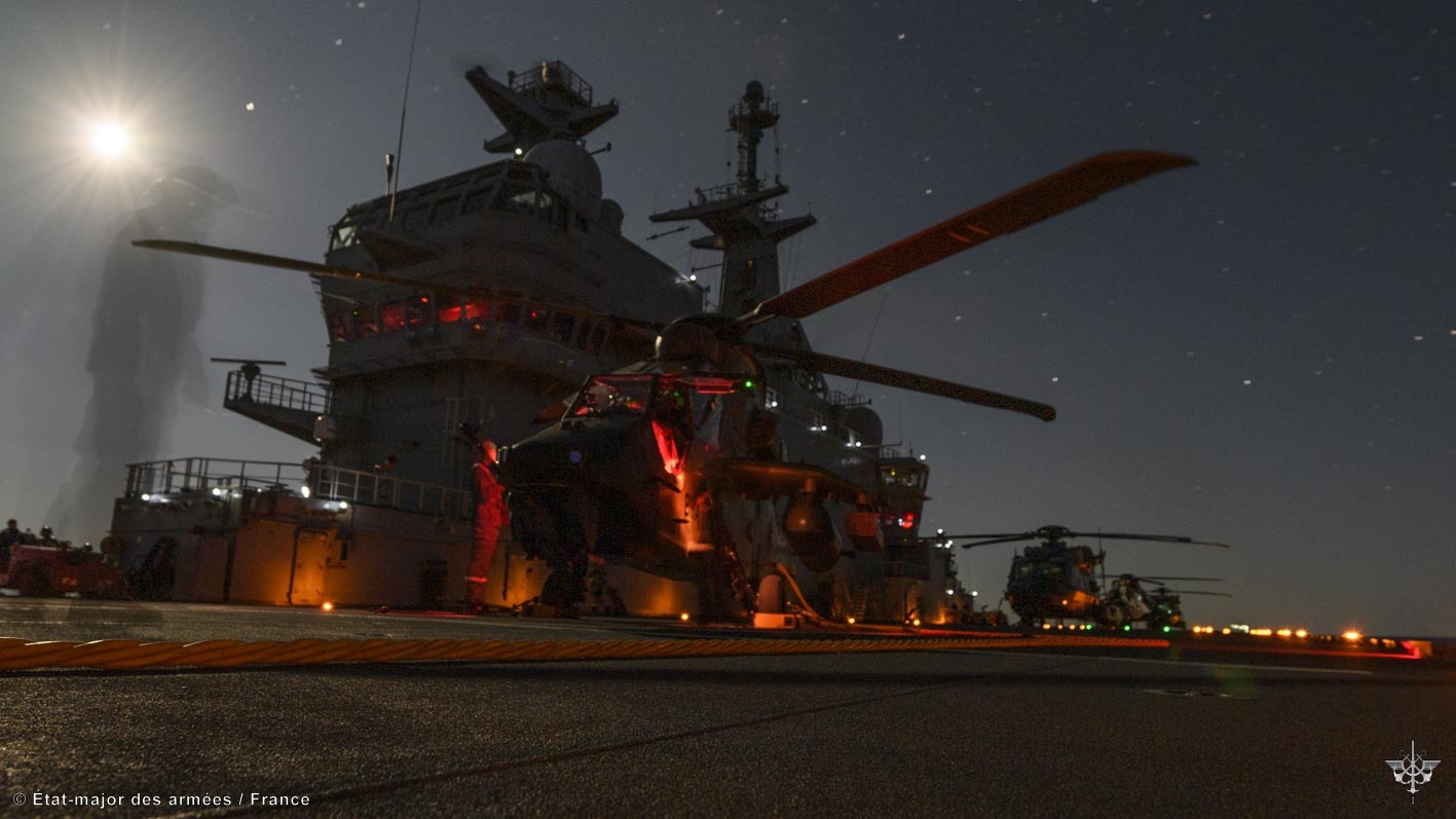 Un hélicoptère de l'armée de terre sur le pont d'un porte-hélicoptères amphibie