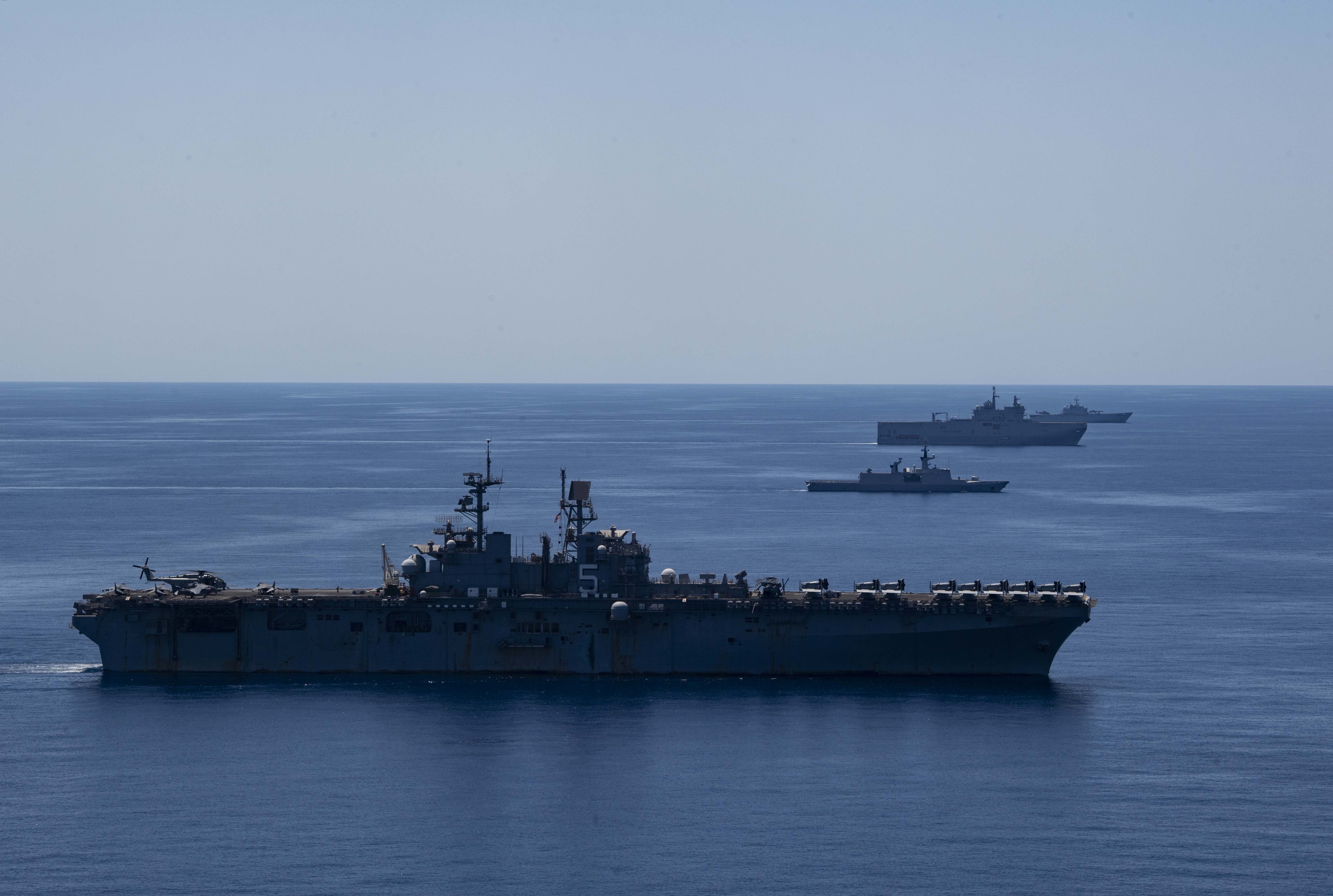 L'USS Bataan (1er plan), la frégate Guépratte, le porte-hélicoptères Mistral et l'ITS San Giorgio