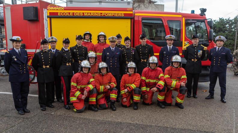 Huit élèves ingénieurs en stage au Bataillon des marins-pompiers de Marseille reçoivent leur casque d’intervention