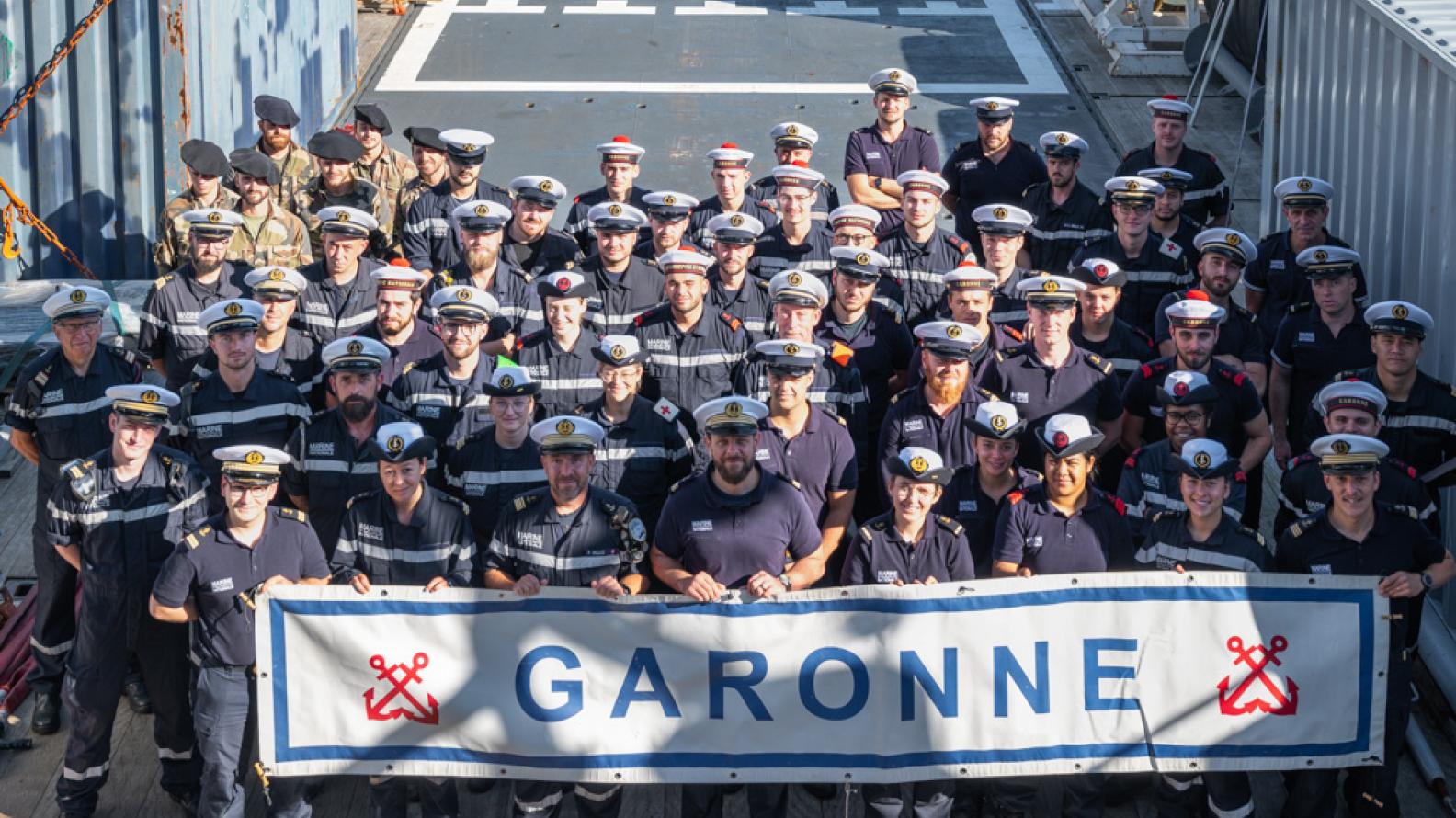 Les 2 équipages du bâtiment de soutien Garonne