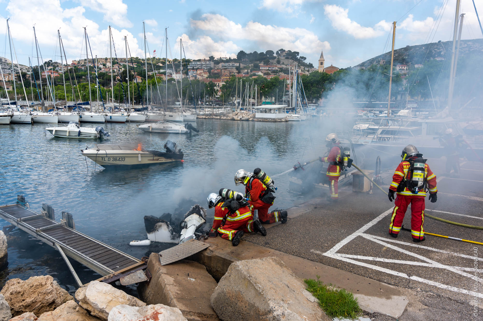 Les marins-pompiers de Marseille interviennent sur un feu de 3 embarcations à l’Estaque