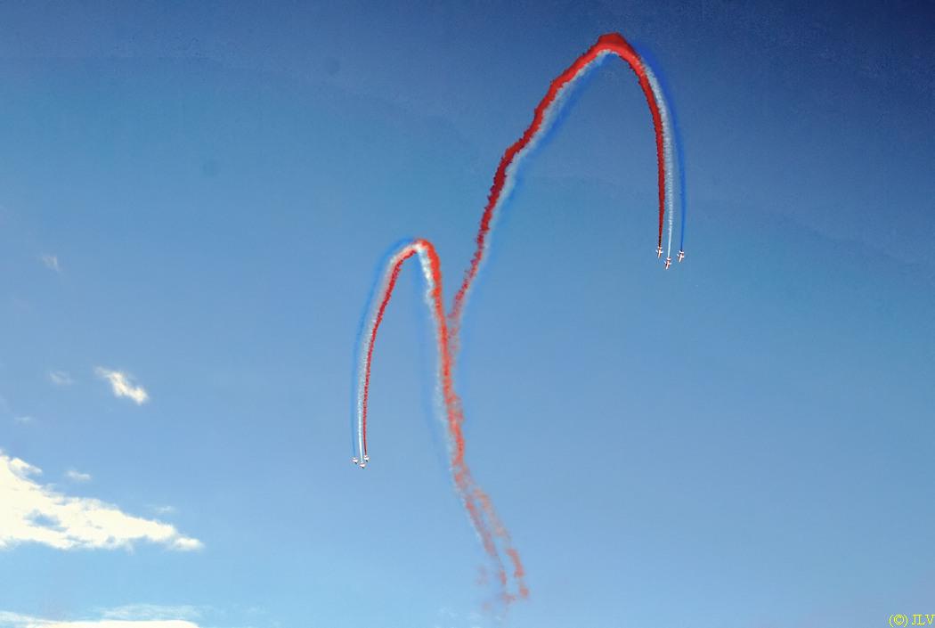 La patrouille de France dessine un coeur dans le ciel