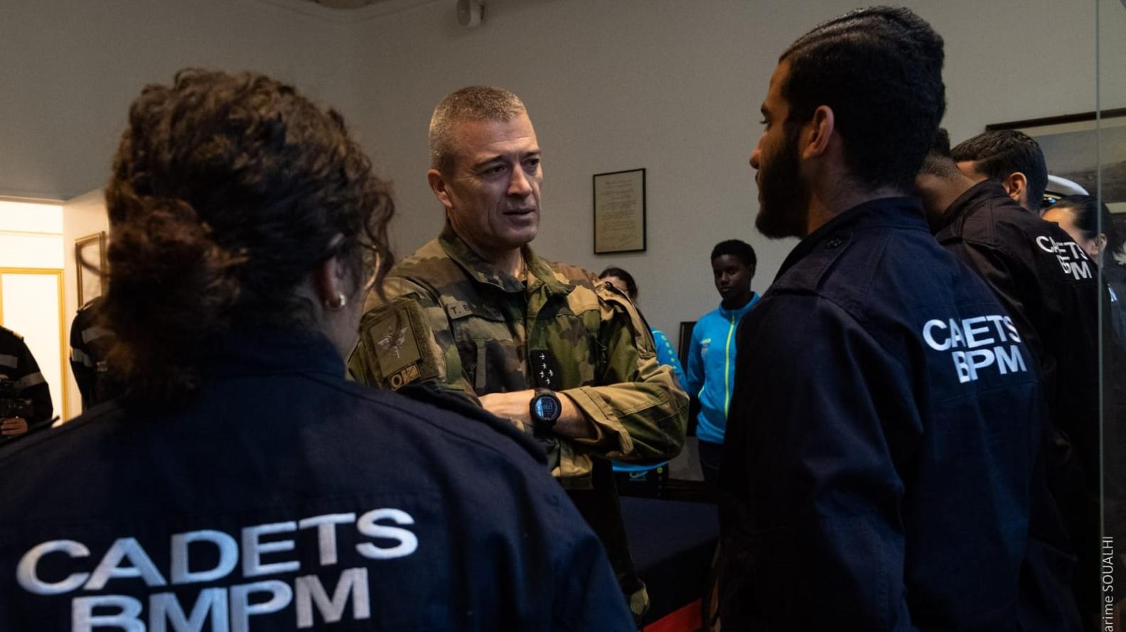 Le général Burkhard, chef d’état-major des armées (CEMA), rencontre des cadets des marins-pompiers de Marseille