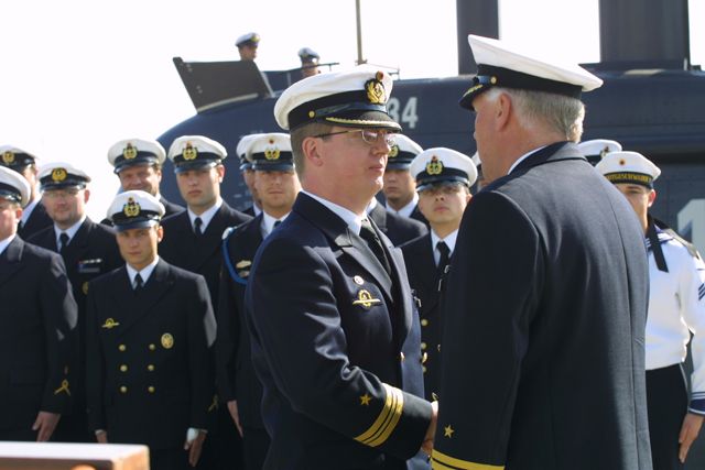 Le commandant de la flotte, le vice-amiral Hans-Joachim Stricker, félicite le capitaine de corvette Alexander Koch, commandant du U34
