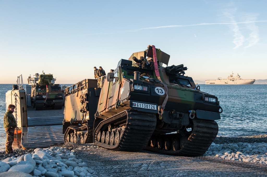 Un véhicule de haute mobilité (VHM) de l'armée de terre débarque pour la première fois depuis un chaland de transport de matériel (CTM)