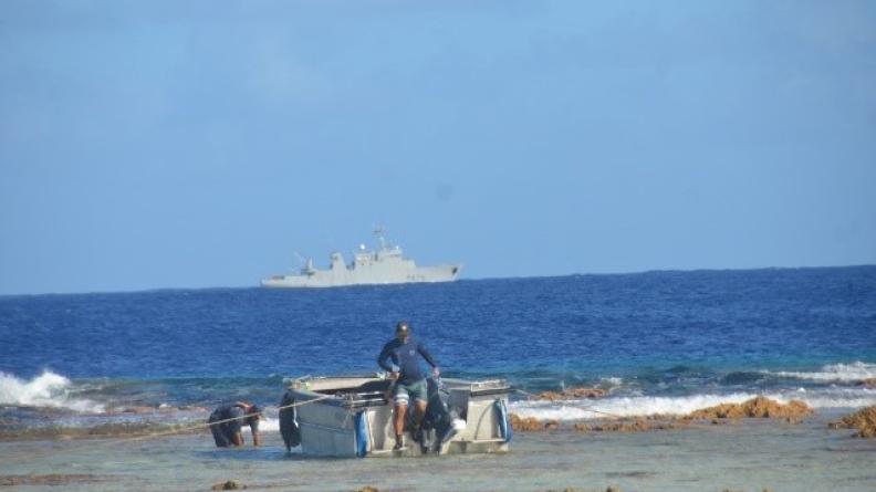 Le patrouilleur Arago au large de l’atoll Anuanurunga