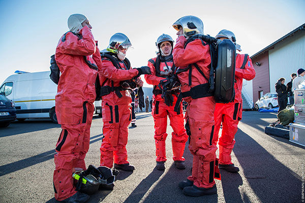 Des marins-pompiers se préparent pour un exercice