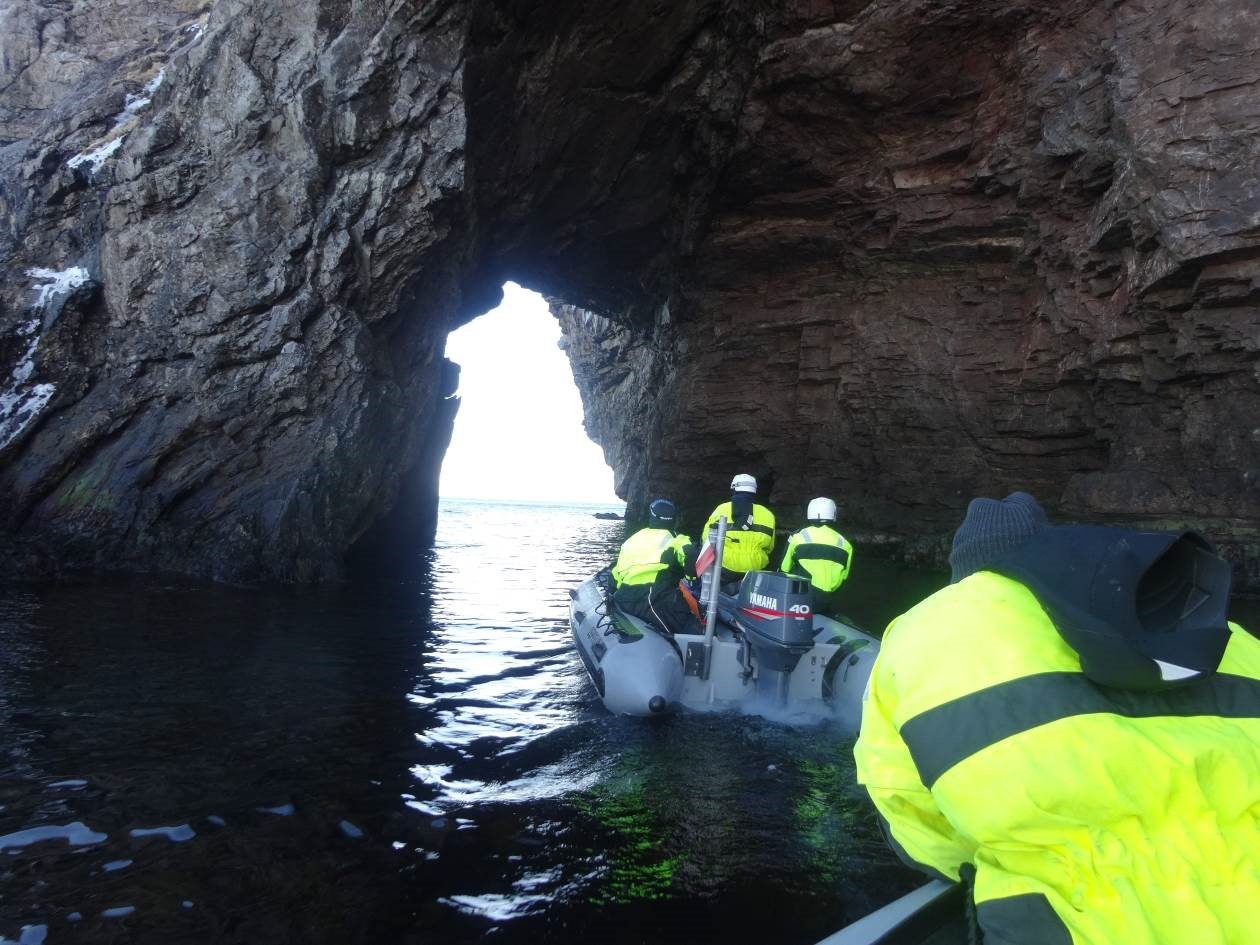 Les marins du Fulmar s’entraînent à naviguer dans une grotte