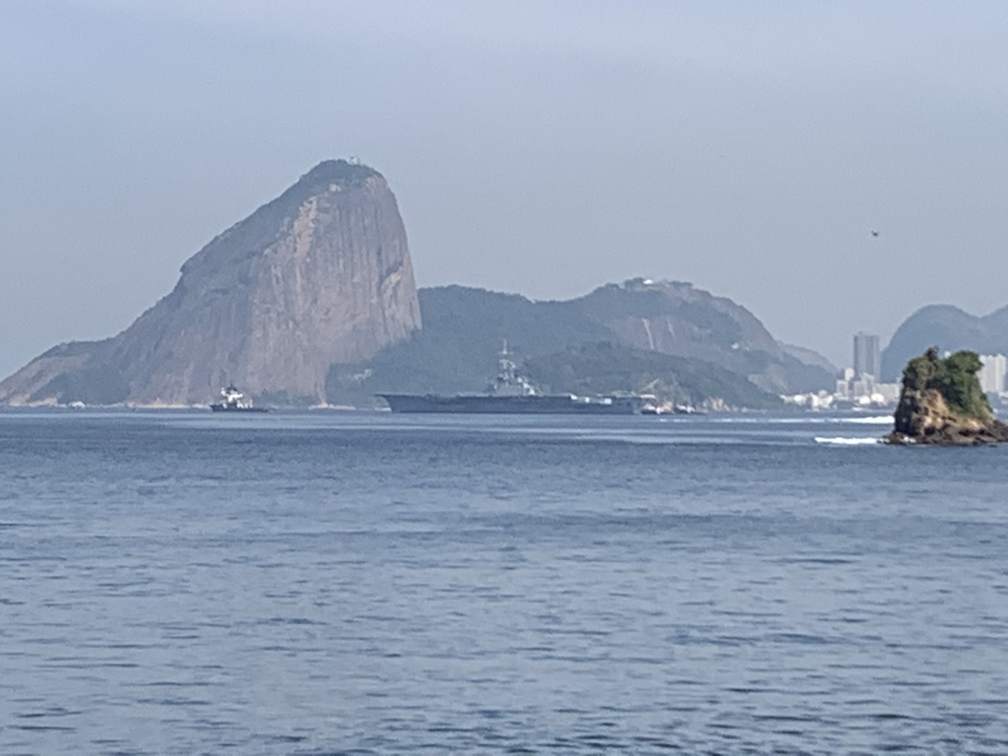 L'ex- porte-avions São Paulo lors de son départ de Rio de Janeiro
