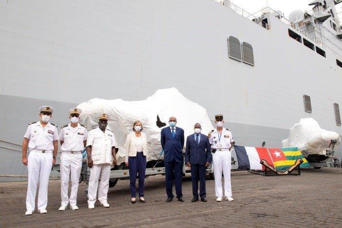 Le porte-hélicoptère Dixmude remet 2 embarcations à la marine togolaise