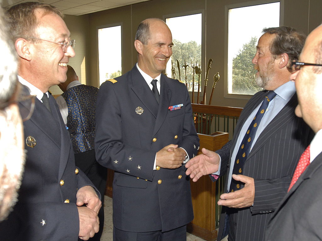Le contre-amiral Philippe Périssé, le vice-amiral d'escadre Xavier Rolin et Mr Middleton