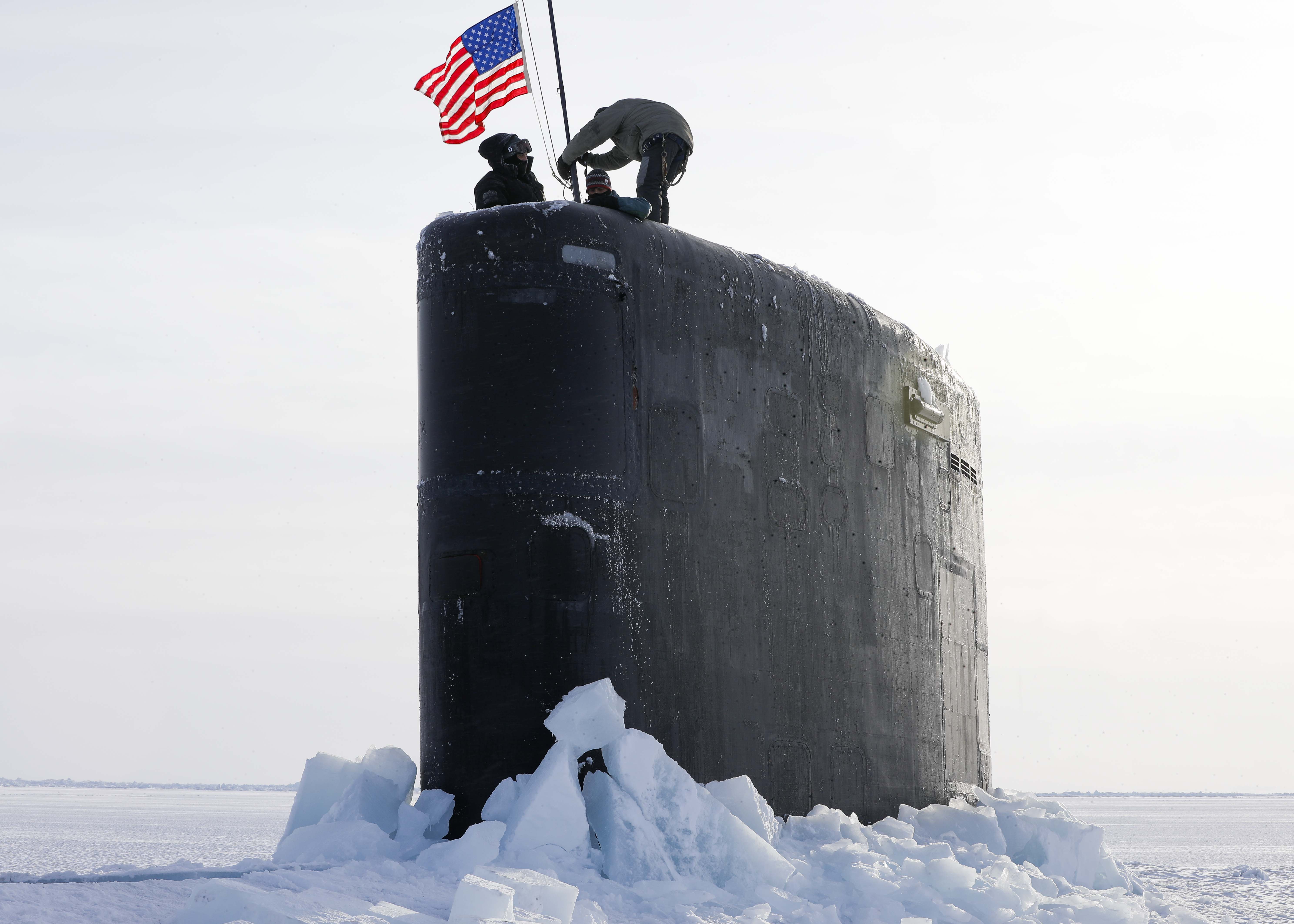 Le sous-marin nucléaire d'attaque américain USS Hampton fait surface au travers de la banquise