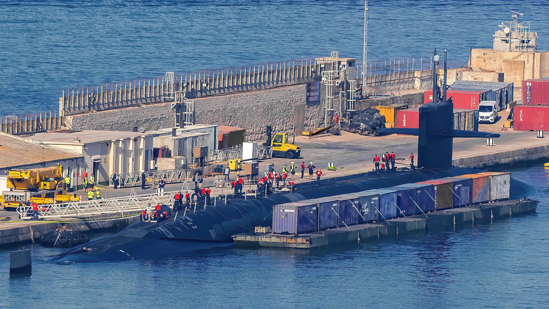 L'USS Rhode Island à quai à Gibraltar protégé par des conteneurs