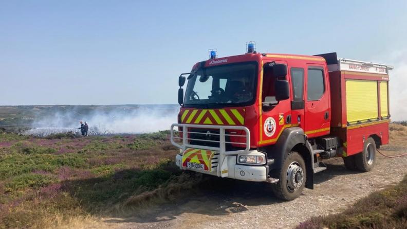 Un camion des marins-pompiers de Cherbourg lutte contre un incendie à La Hague