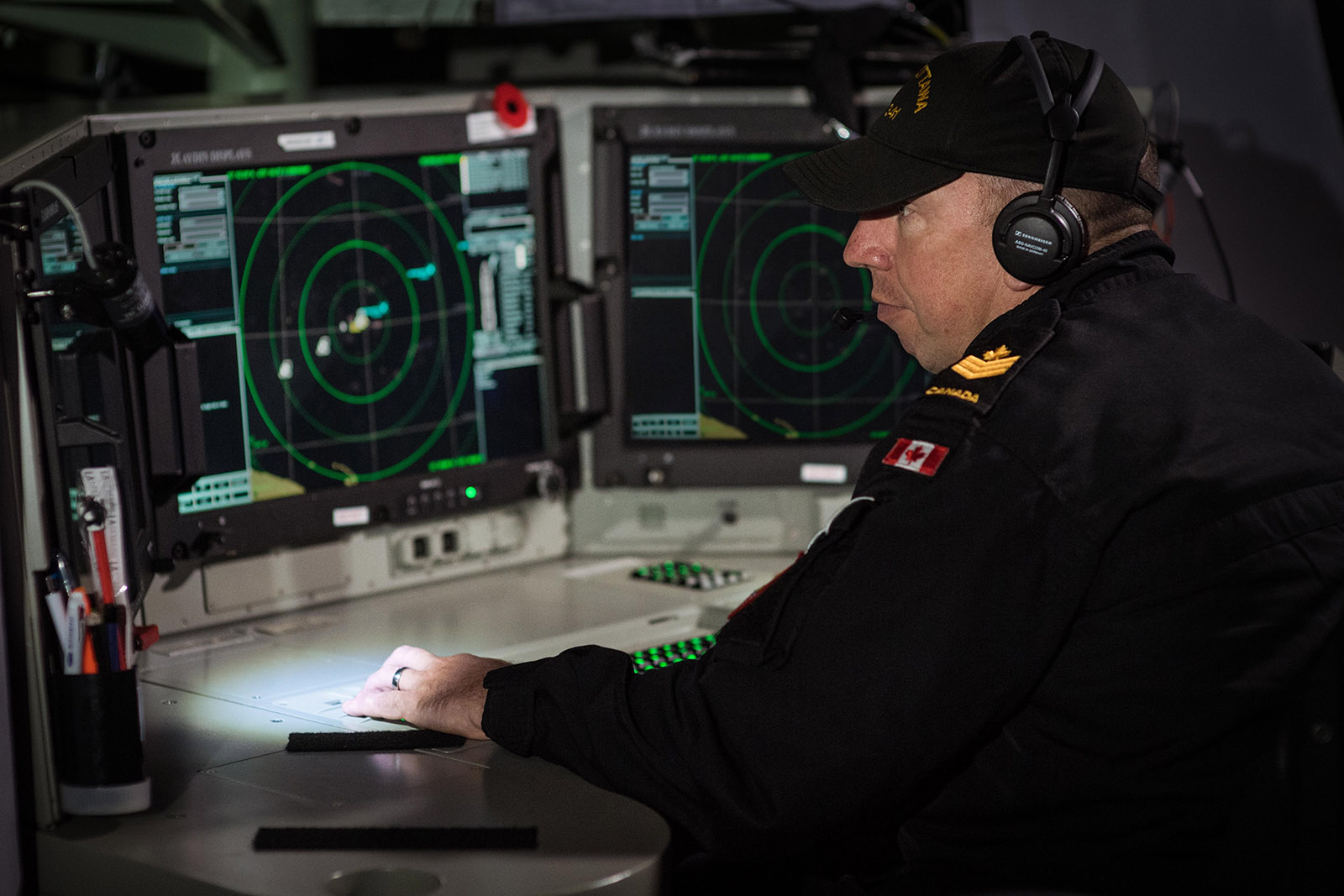 Un opérateur sonar de la marine canadienne