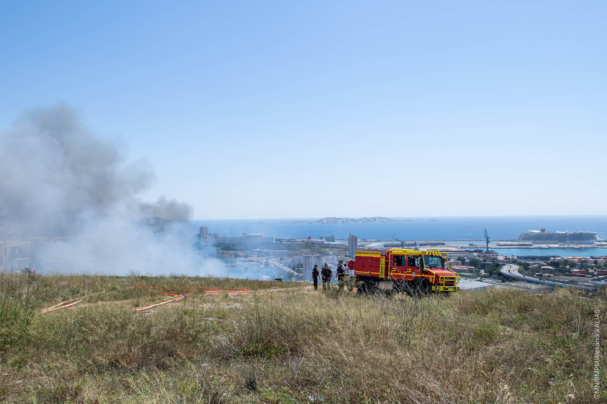 Les marins-pompiers de Marseille interviennent sur un feu de végétation