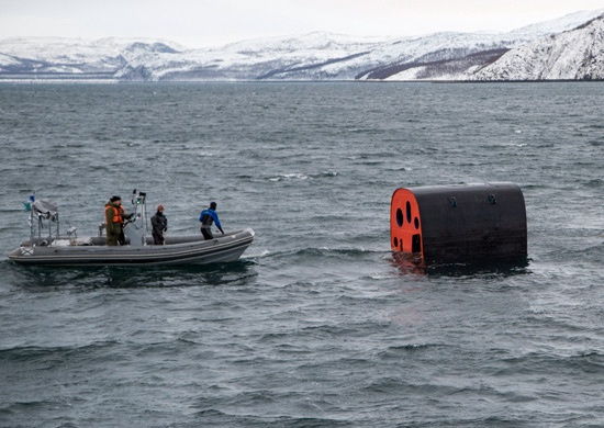 Des sous-mariniers russes testent une capsule de sauvetage
