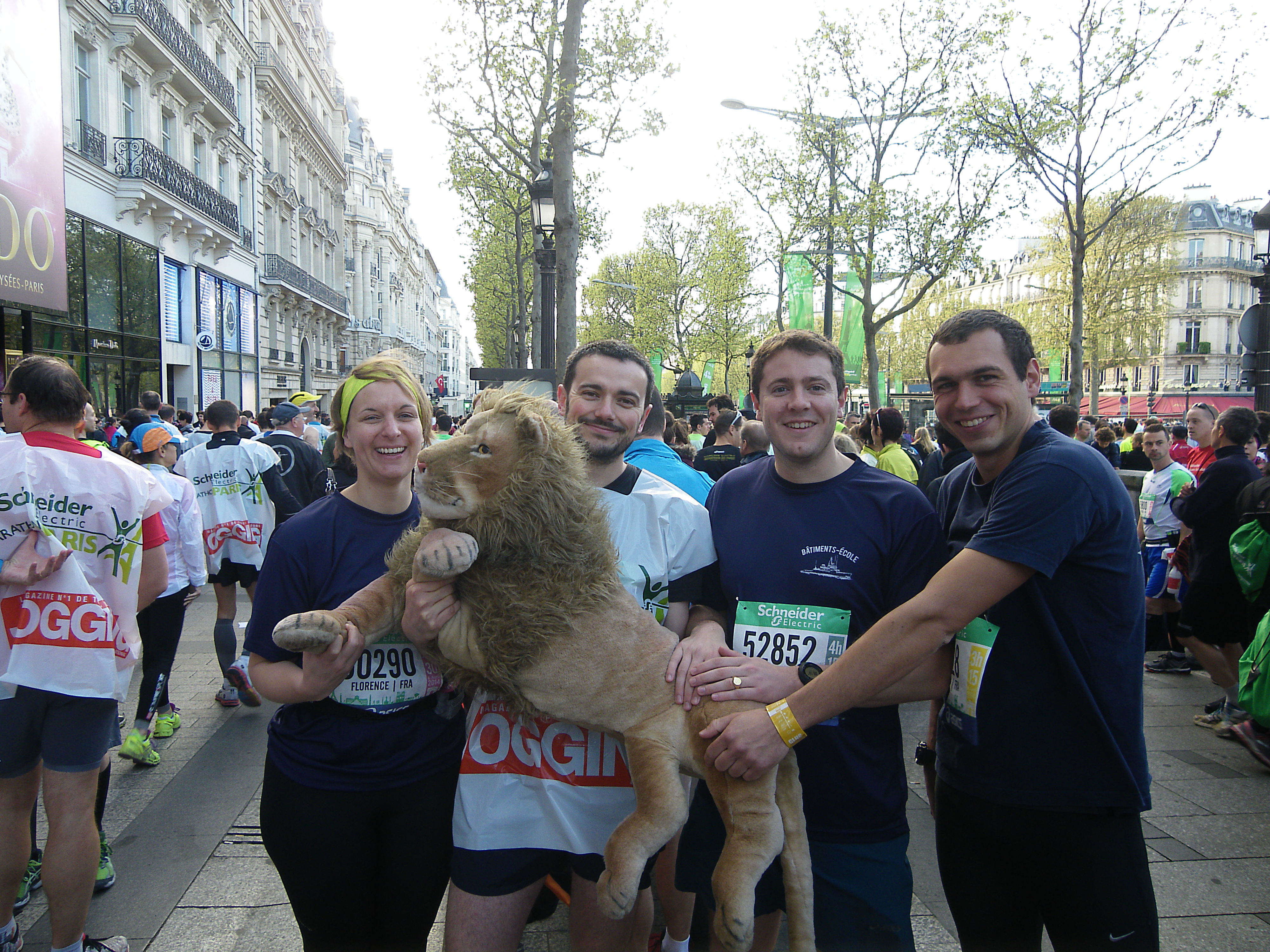 La mascotte du bâtiment-école Lion aussi était du voyage au Marathon de Paris 2014