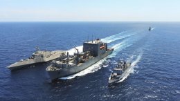 La frégate de surveillance Vendémiaire, le ravitailleur américain USNS Wally Shira et le Littoral Combat Ship USS Mobile