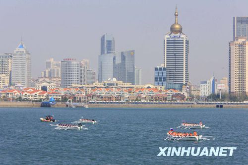 Les sampans dans le port de Qingdao