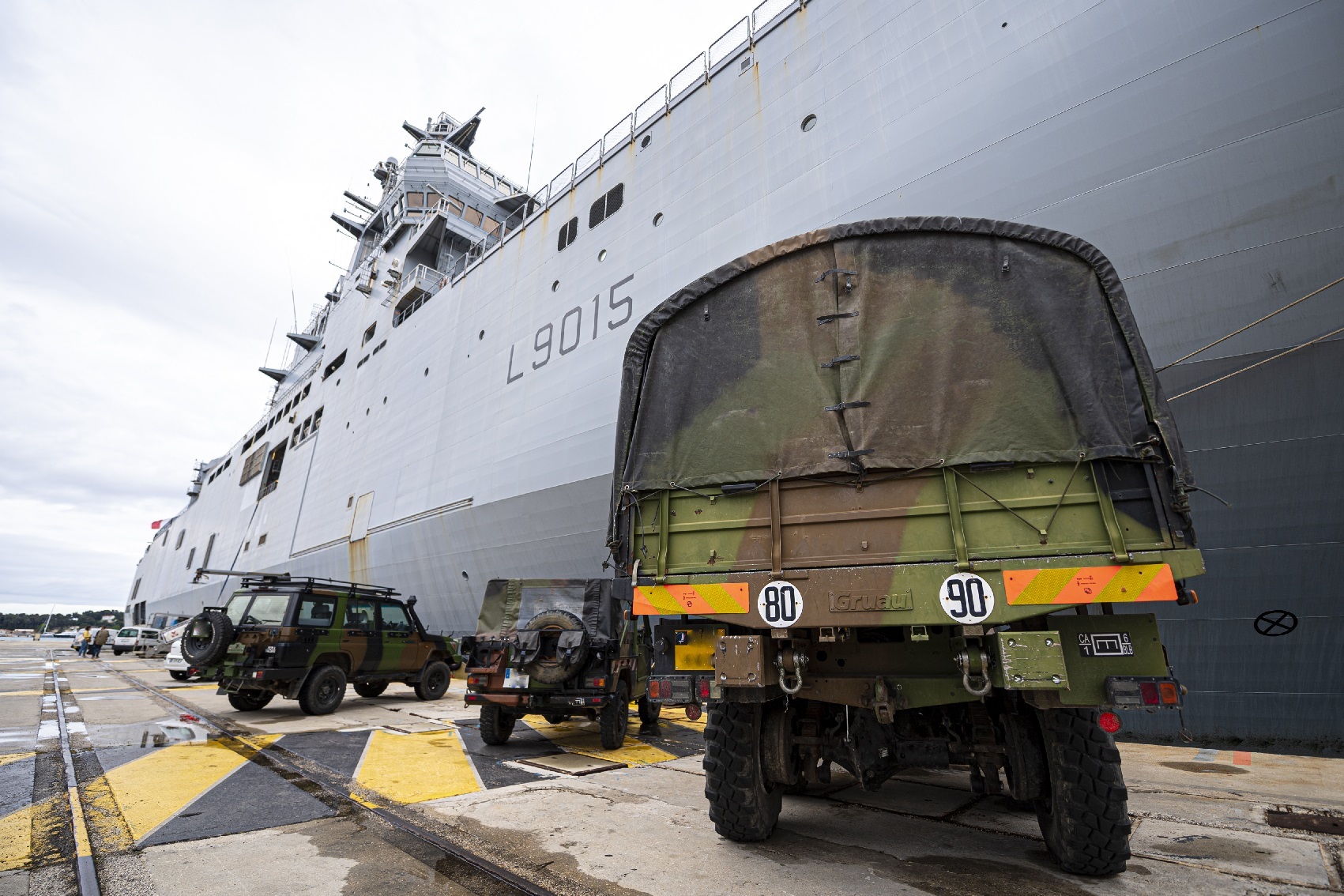 Des véhicules de l'armée de terre vont embarquer à bord du PHA Dixmude