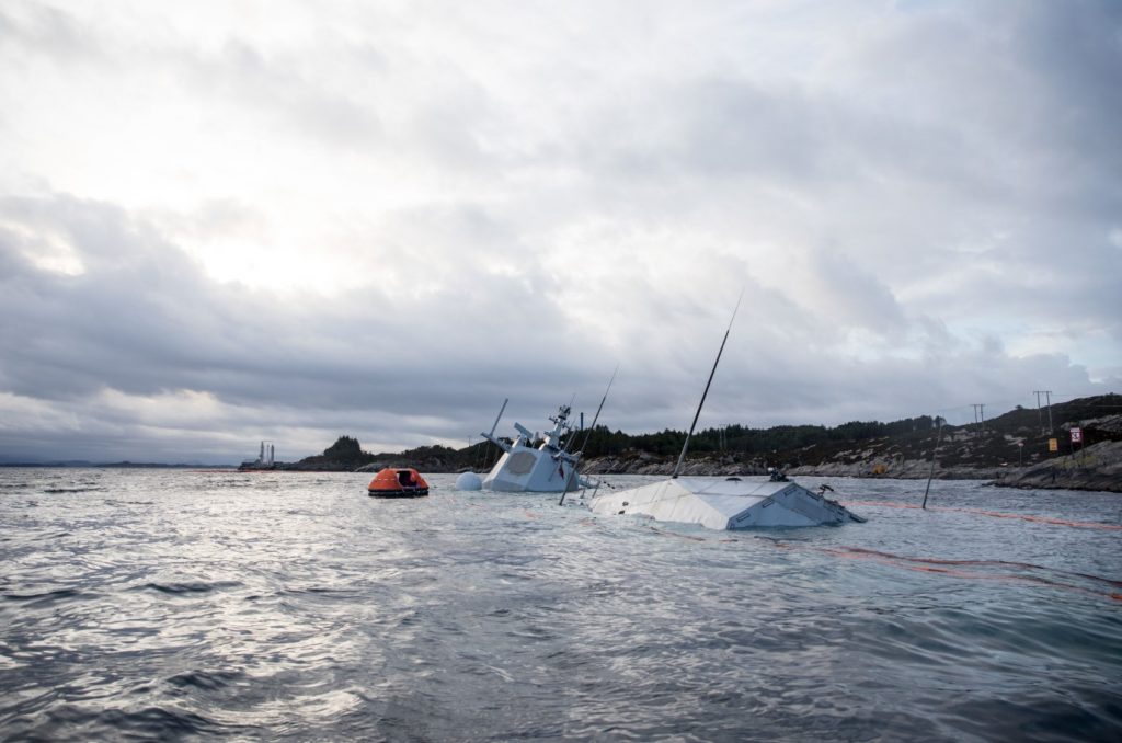 La frégate norvégienne HNoMS Helge Ingstad a presque entièrement disparue sous l'eau
