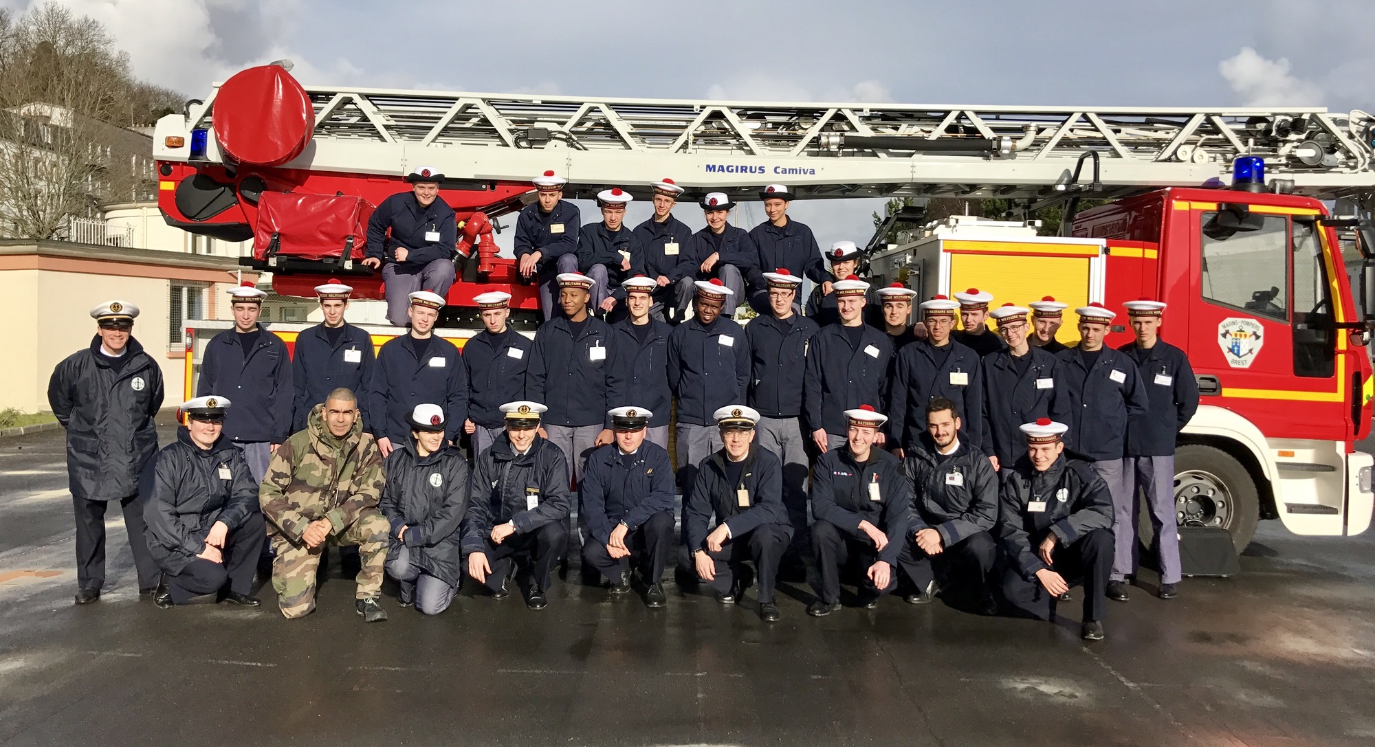 Les stagiaires de la PMM Richelieu devant un camion des marins-pompiers de Brest