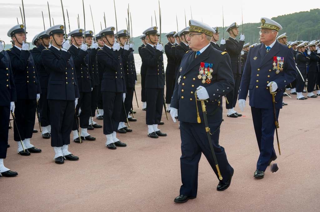 Le chef d'état-major de la marine passe en revue les élèves de l'Ecole Navale