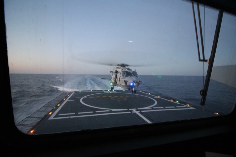 Un hélicoptère Caïman Marine se pose sur le pont de la frégate Languedoc