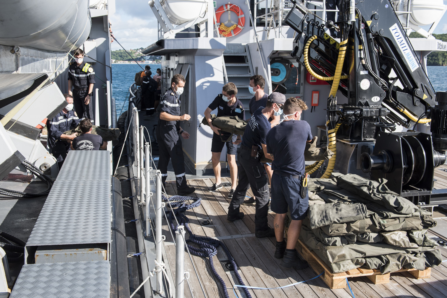 L'équipage du patrouilleur La Combattante embarque des lits de camp destinés à Ste-Lucie