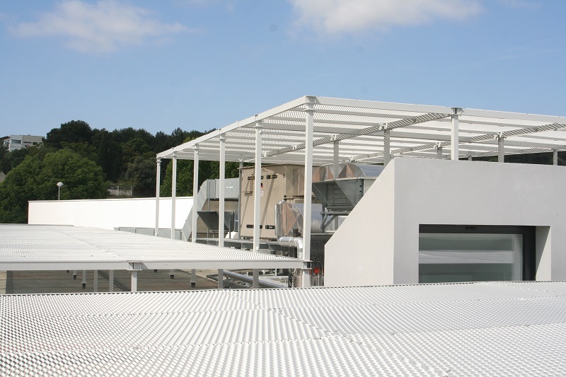 Des installations de climatisation et de production de froid imposantes sur le toit