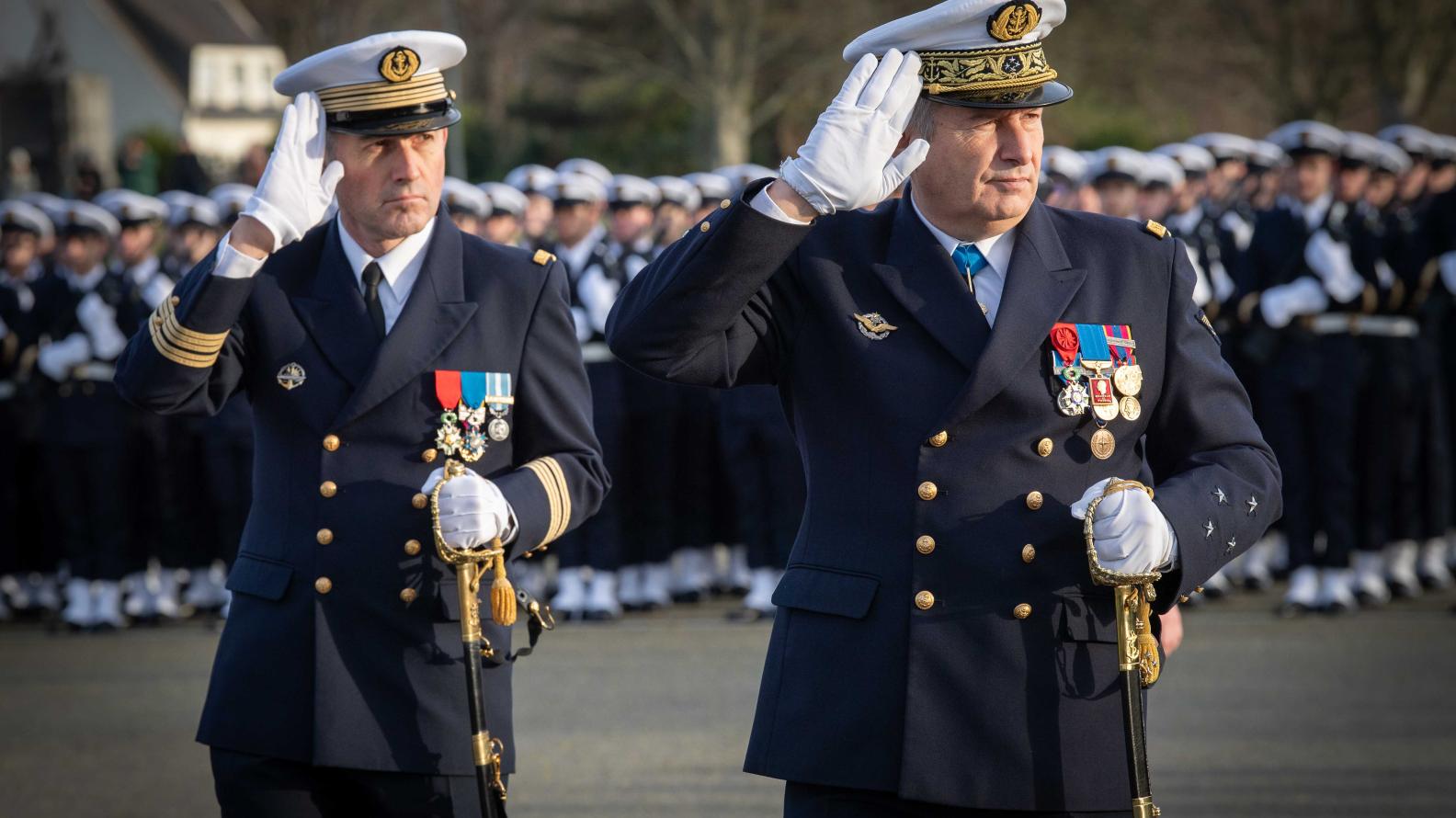 Le vice-amiral d’escadre Éric Janicot, directeur du personnel de la Marine (DPM), et le capitaine de vaisseau Pierre Favé, commandant le CIN de Brest