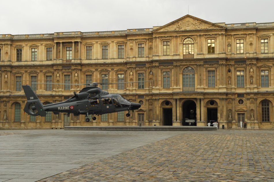 Un hélicoptère Dauphin de la Marine nationale dans la cour carrée du Louvre