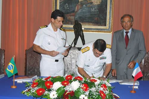 L'amiral d'escadre Marcus Vinicius Oliveira dos Santos signe les contrats concernant le Programme brésilien de Développement de Sous-marins