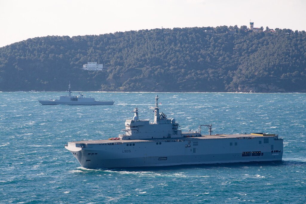 Le porte-hélicoptères Dixmude et la frégate La Fayette appareillent de Toulon