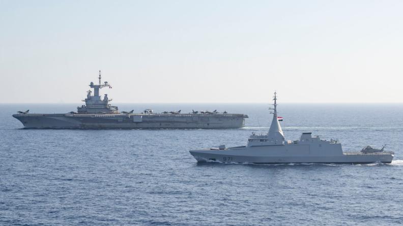 Le porte-avions Charles de Gaulle et la corvette égyptienne El Fateh