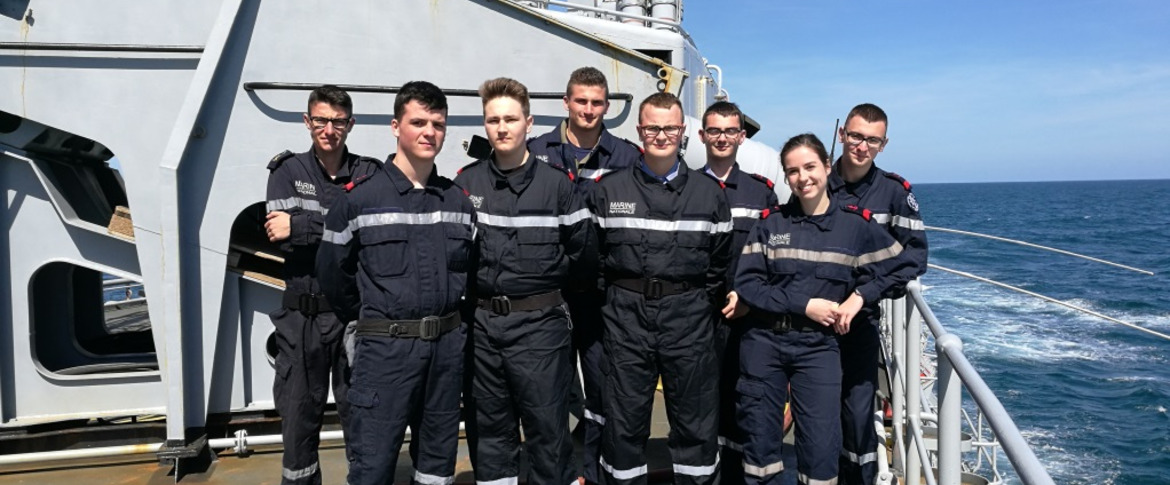Des élèves du lycée naval et des stagiaires de la PMM en mer avec les marins du Latouche-Tréville