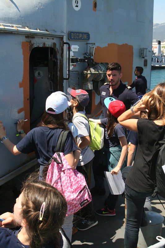 Des élèves de l’Ecole de Provence de Marseille visitent le patrouilleur de haute-mer Commandant Ducuing