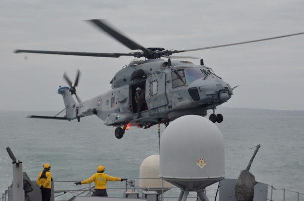 Un hélicoptère Caïman au-dessus de l'aviso Lieutenant de vaisseau Lavallée