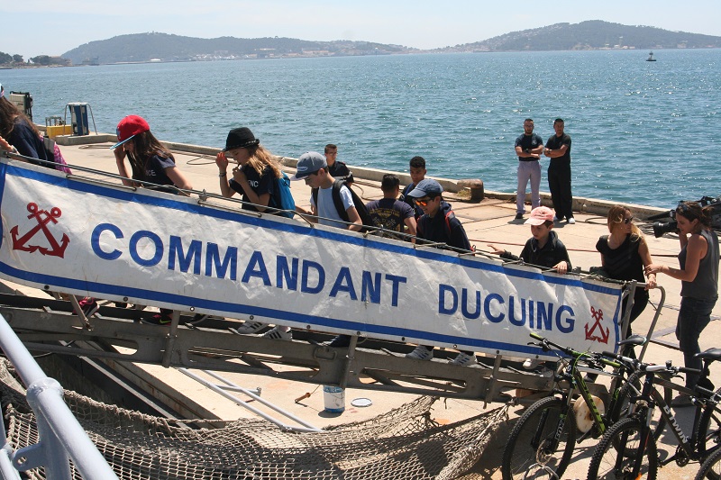 Des élèves de l’Ecole de Provence de Marseille embarquent sur le patrouilleur de haute-mer Commandant Ducuing