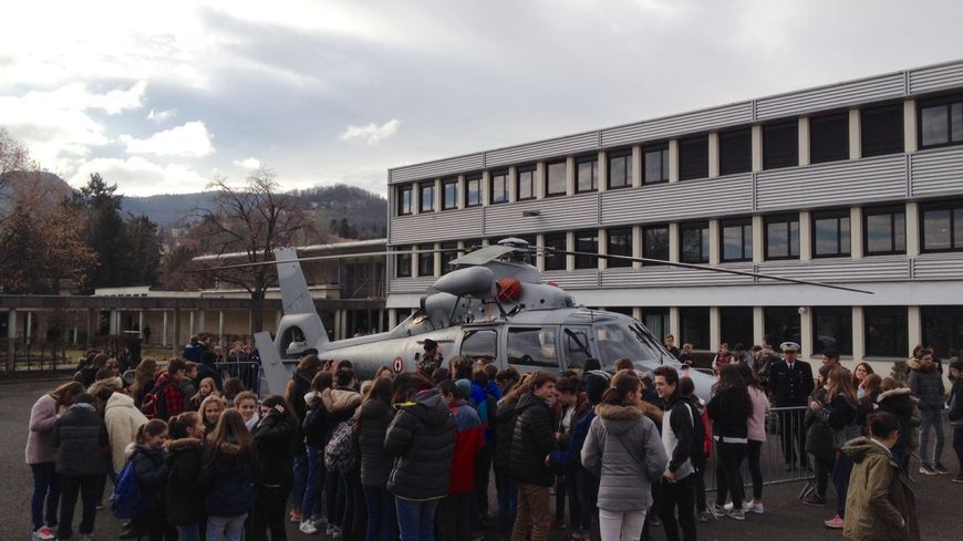 L'hélicoptère entouré par les élèves du collège
