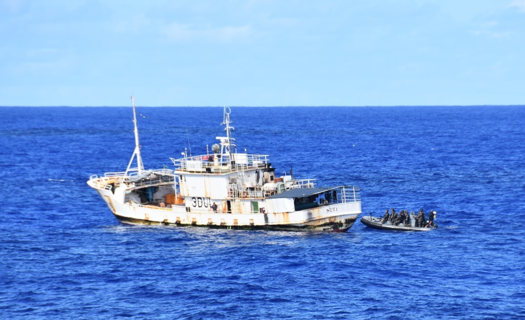 L'équipe de visite du D'entrecasteaux inspecte un bateau de pêche