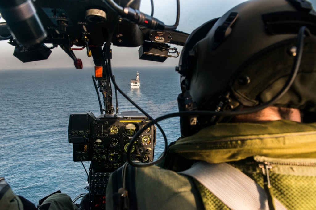 Un hélicoptère Gazelle se prépare à apponter sur le BPC Mistral