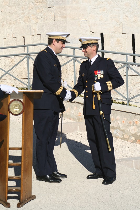 Le chef d'escadrille des SNA, le capitaine de vaisseau de Jaurias, félicite le capitaine de corvette Julien Fieschi, nouveau commandant
