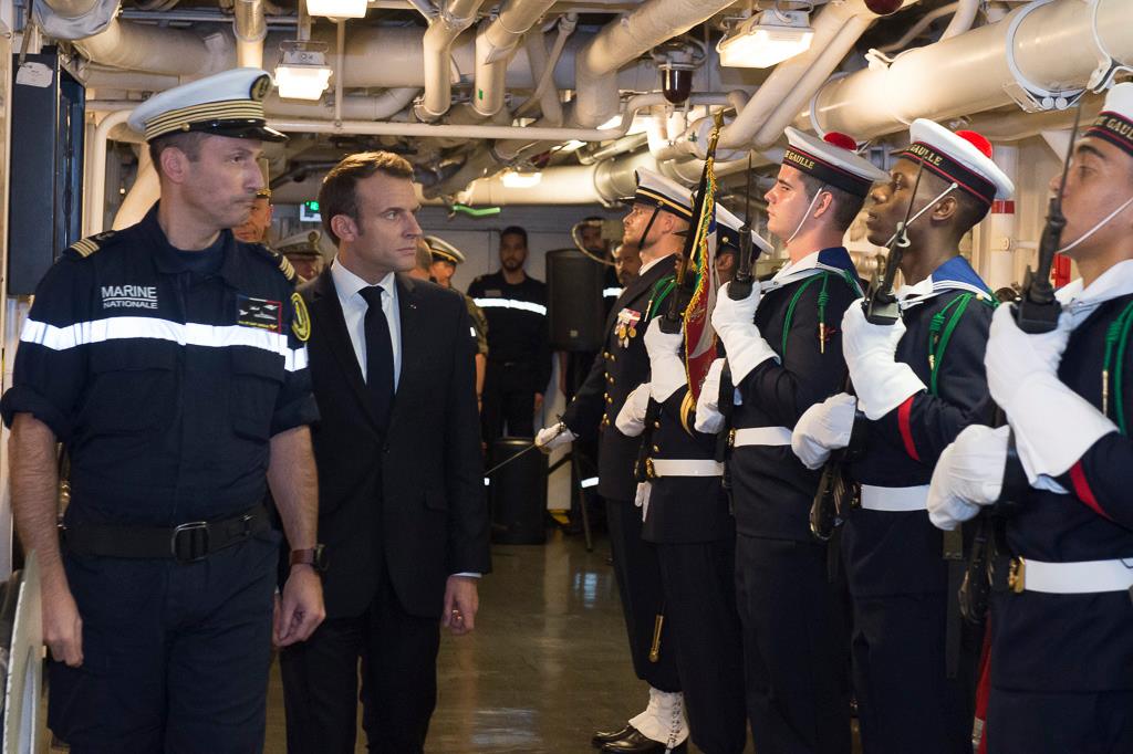 Le président Emmanuel Macron accueilli à bord du porte-avions Charles de Gaulle